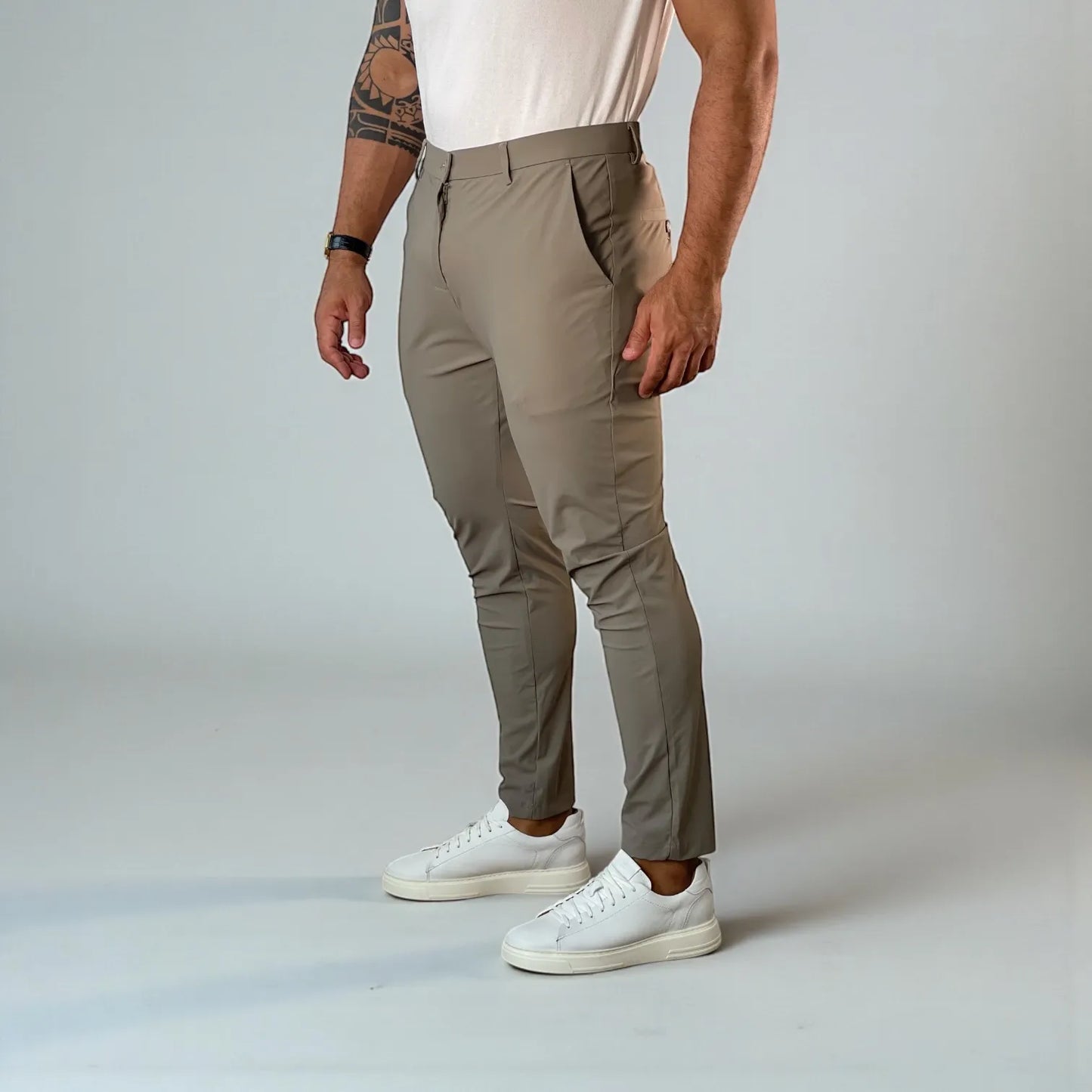 Calça Masculina Slim Tech Khaki em Poliamida Premium
