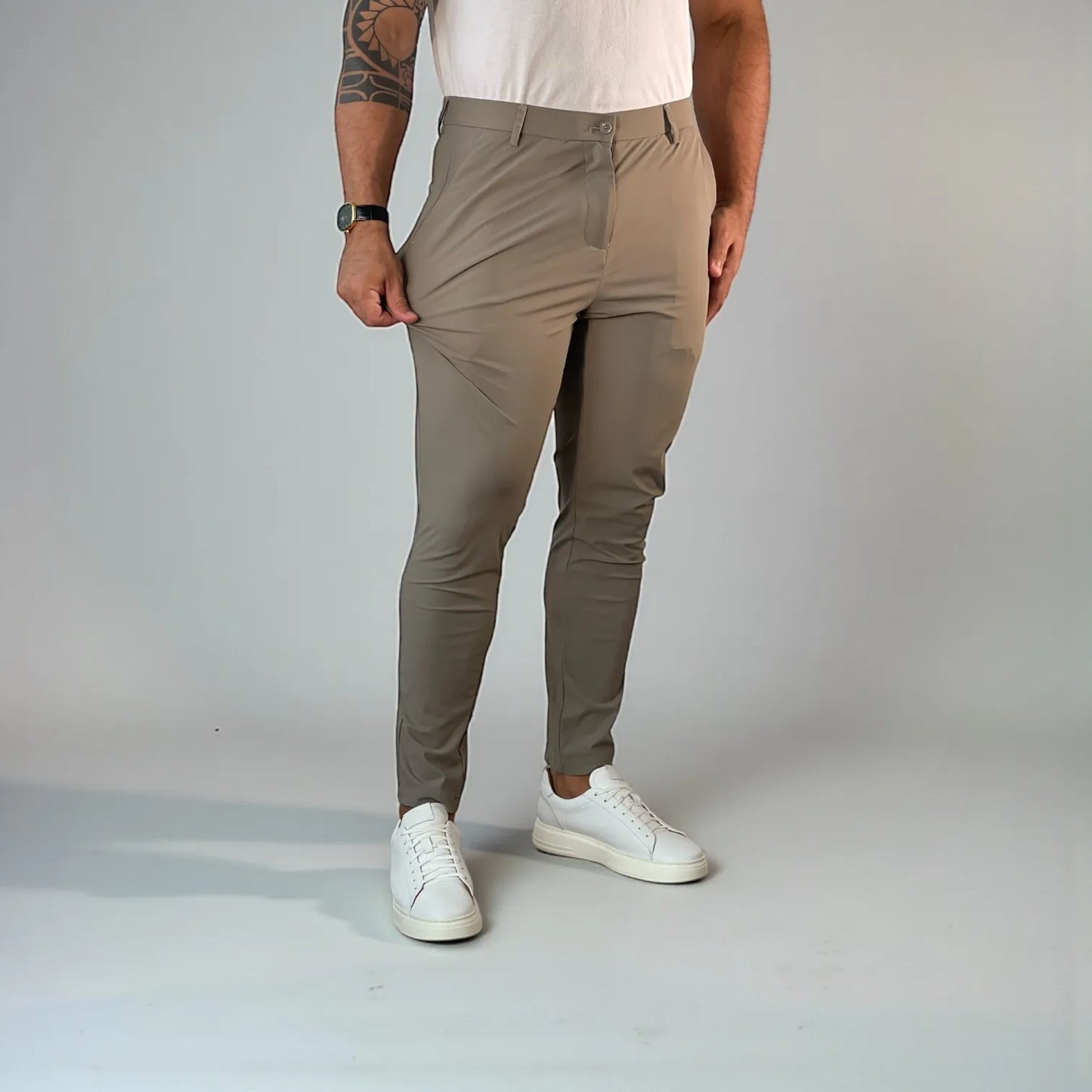 Calça Masculina Slim Tech Khaki em Poliamida Premium